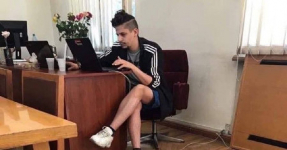 Իսկ ԱԺ աշխատակցի շորտով և սպառԾիվկայով աշխատանքի գնալը ինչպիսի՞ վերաբերմունք է պետական ինստիտուտների նկատմամբ